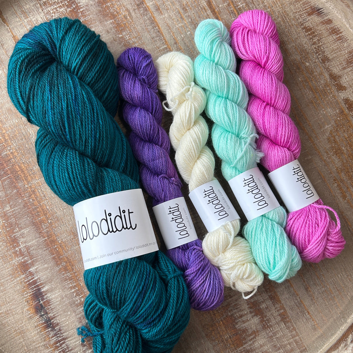 Step Into Christmas COWL by Paper Daisy Creations, Lisa Ross KIT