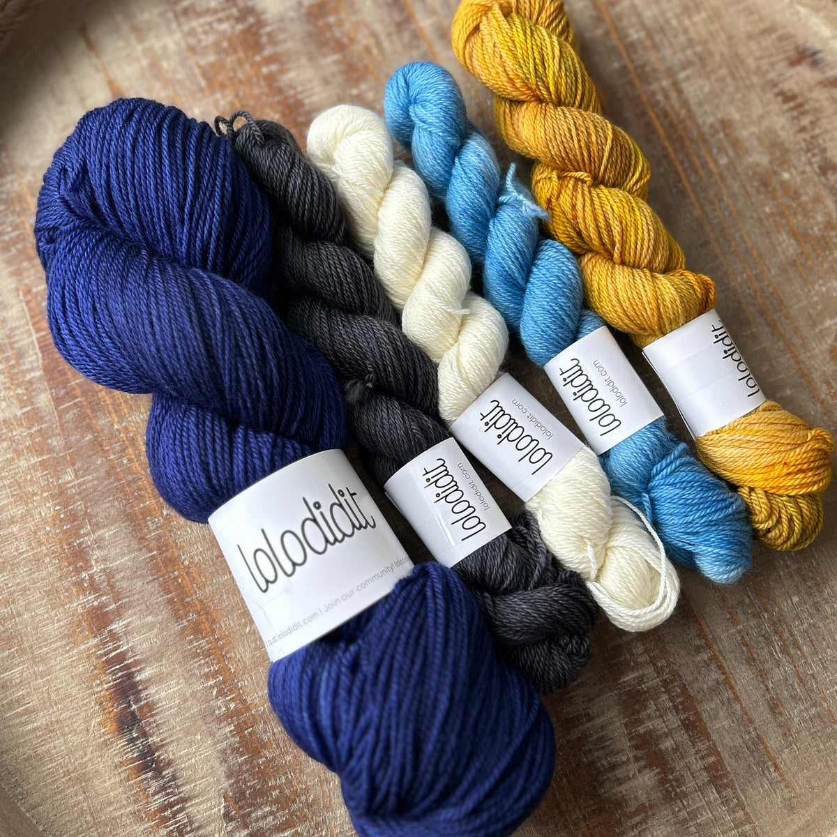 Step Into Christmas COWL by Paper Daisy Creations, Lisa Ross KIT